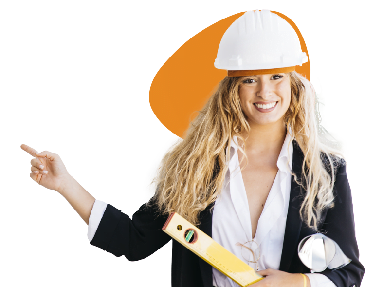 Une photo d’une femme cheffe d’entreprise du bâtiment ou architecte, portant un casque de sécurité et tenant des plans dans ses mains, devant un chantier en construction.